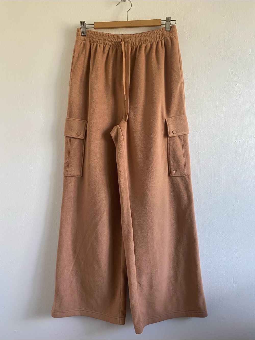 NWOT Victoria's Secret PINK Polar Fleece Wide Leg Tan Cargo Pants-Size Medium - Picture 2 of 8